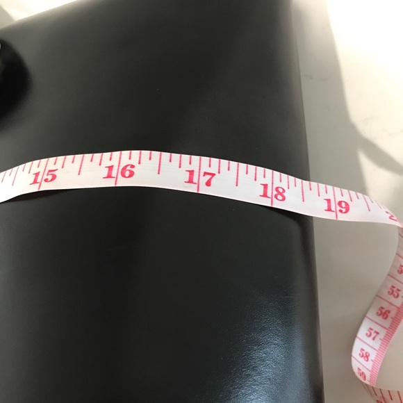 Tod’s Iconic Lady Di Black Tote - Picture 13 of 16